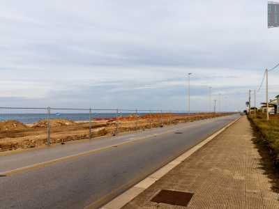 Sulla nostra sinistra invece la costa continua a essere recintata con escavatori, operai e macchine edili all�opera. Il progetto del parco prevede che proprio questo punto diverr� il nuovo polo della balneazione di Bari in continuit� con l�adiacente Torre Quetta 